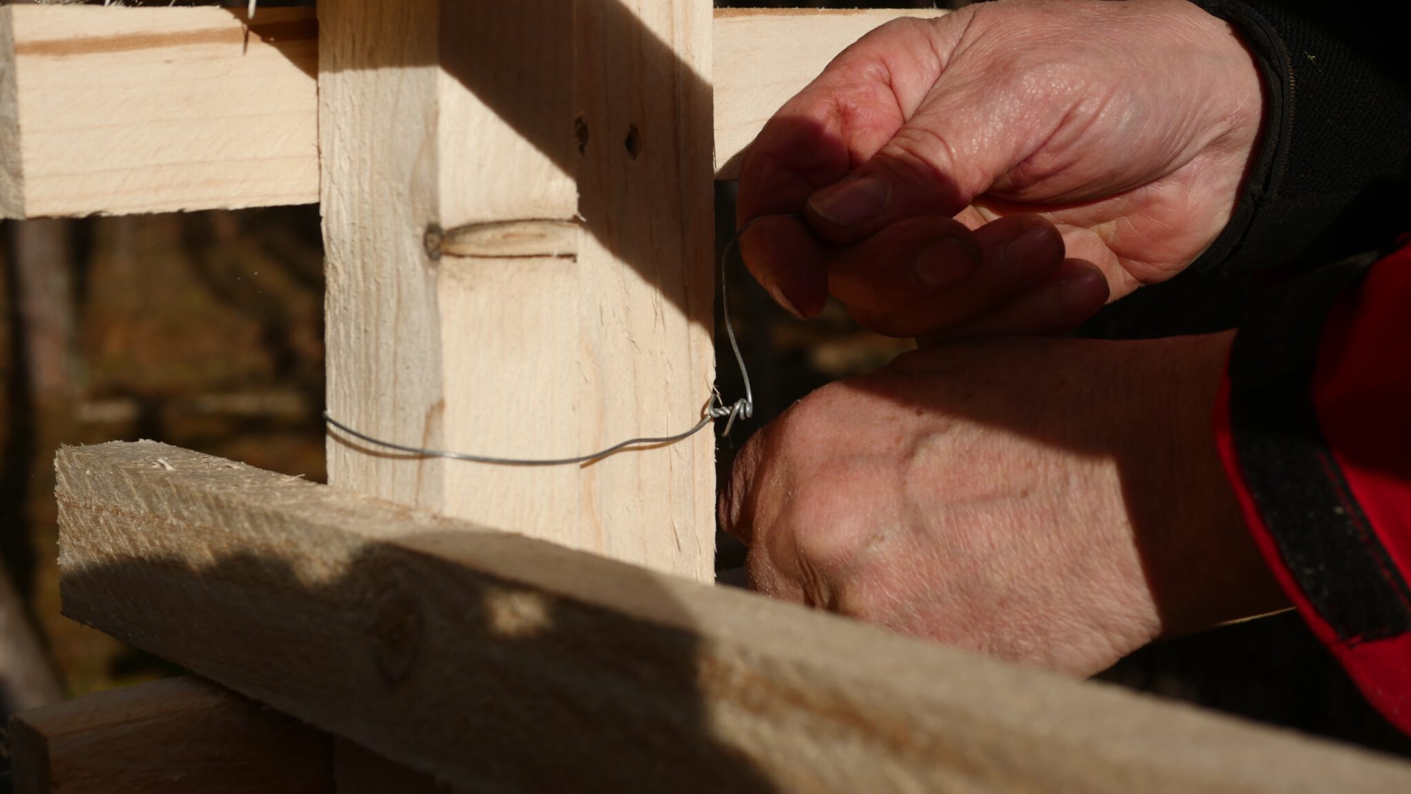 Hordengatter Holz Wildschutzzaun hordengatter-shop.de montage mit draht